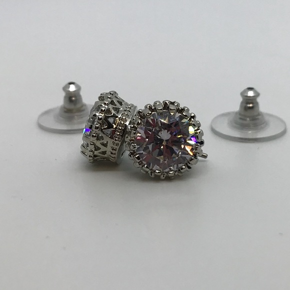 Stunning crystal studs - Picture 3 of 7
